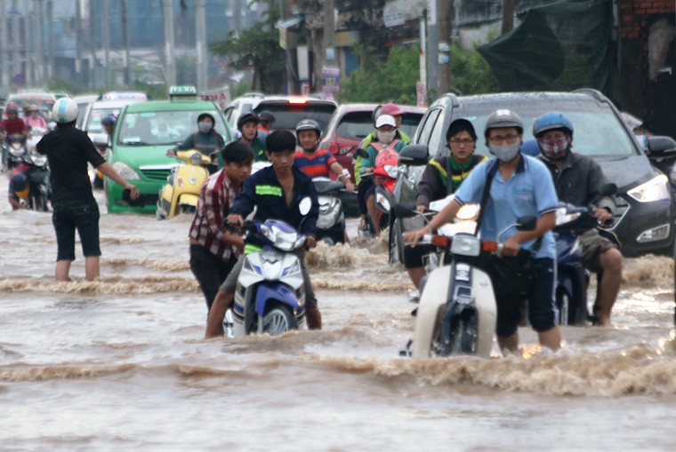 Duong ve nha cua nguoi Sai Gon lai ngap nuoc, ket xe kinh hoang-Hinh-4